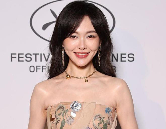 红毯生图：苹果肌下垂鱼尾纹能当眼线凯发入口41岁唐嫣断崖式衰老！戛纳(图3)