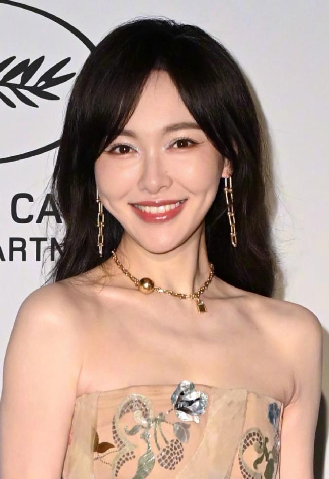 红毯生图：苹果肌下垂鱼尾纹能当眼线凯发入口41岁唐嫣断崖式衰老！戛纳(图7)